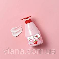 Лосьон для тела с клубничным молоком Welcos Kwailnara Milk Body Lotion 550 мл, цена: 380 ₴