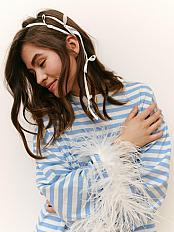 Tilnik Z Chornim Komirom I Obyemnim Piryam