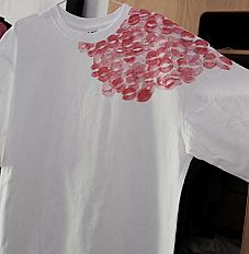 Футболка с поцелуями