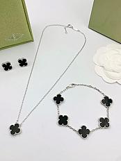 браслет или ожерелье с клевером