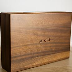 Деревʼяна скринька для прикрас великого розміру на магнітних застібках / м'яке наповнення сірого кольору